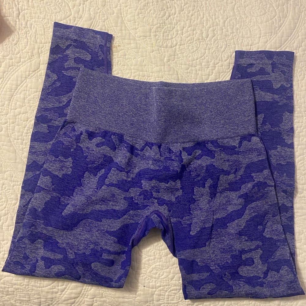 The leggings are NEW. used maybe once or twice.